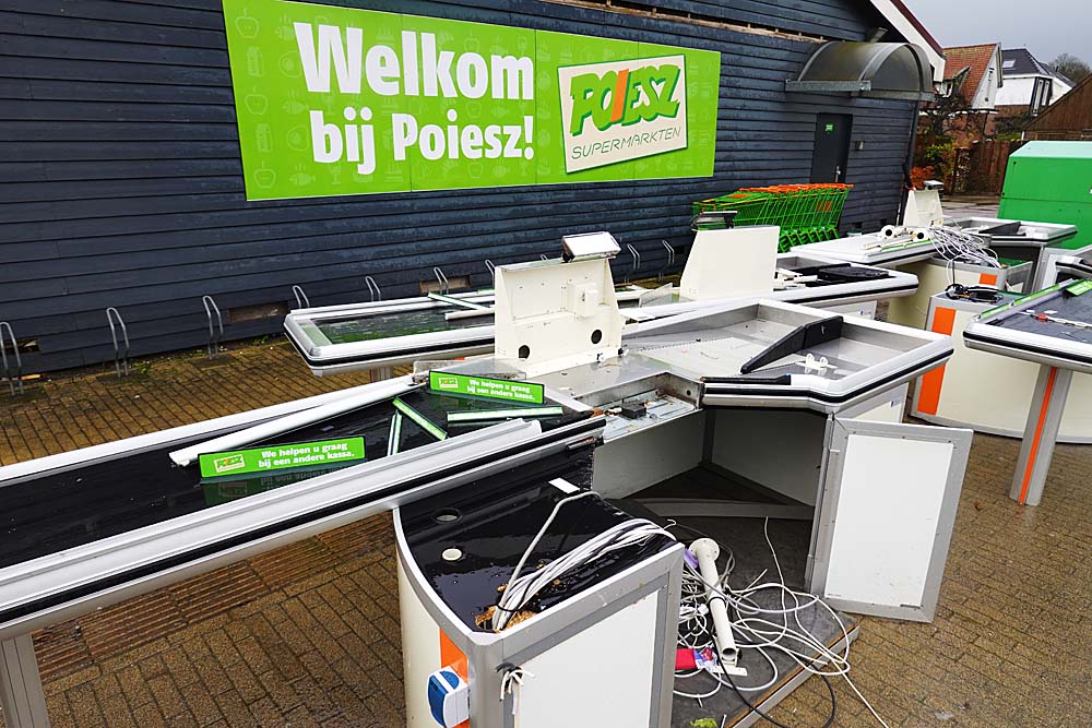 Oude kassa's Poiesz Akkrum