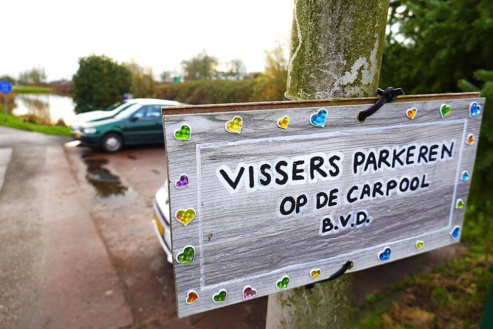 Bewoners van de Sitadel, de straat naast de spoorput, wijzen er met een bordje op dat hun parkeerplekken niet voor bezoekende vissers bedoeld zijn.
