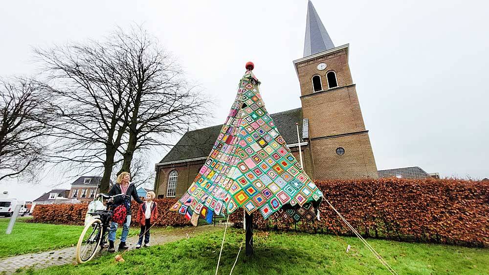 Een bijna vier meter hoge kerstboom van gehaakte vierkante lappen, de zogeten Granny's Squares - siert sindag vrijdag dit weekend de Tsjerkebleek in Akkrum. Het initiatief komt van Doarspkeamer Akkrum-Nes. Zo'n dertig vrouwen haakten in de afgelopen maanden ruim driehonderd kleurige lapjes, die op een winddoorlatend doek zijn bevestigd. De kerstboom wordt 's avonds verlicht, tegelijkertijd met de Terptsjerke. De boom blijft tot  donderdag 30 december staan.
