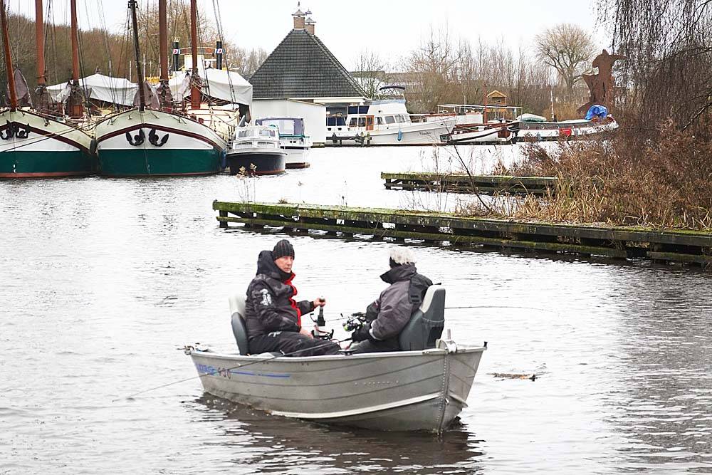 Sportvissers varen langs de wrakke steigers op het eilandje aan het It Stalt in Akkrum.