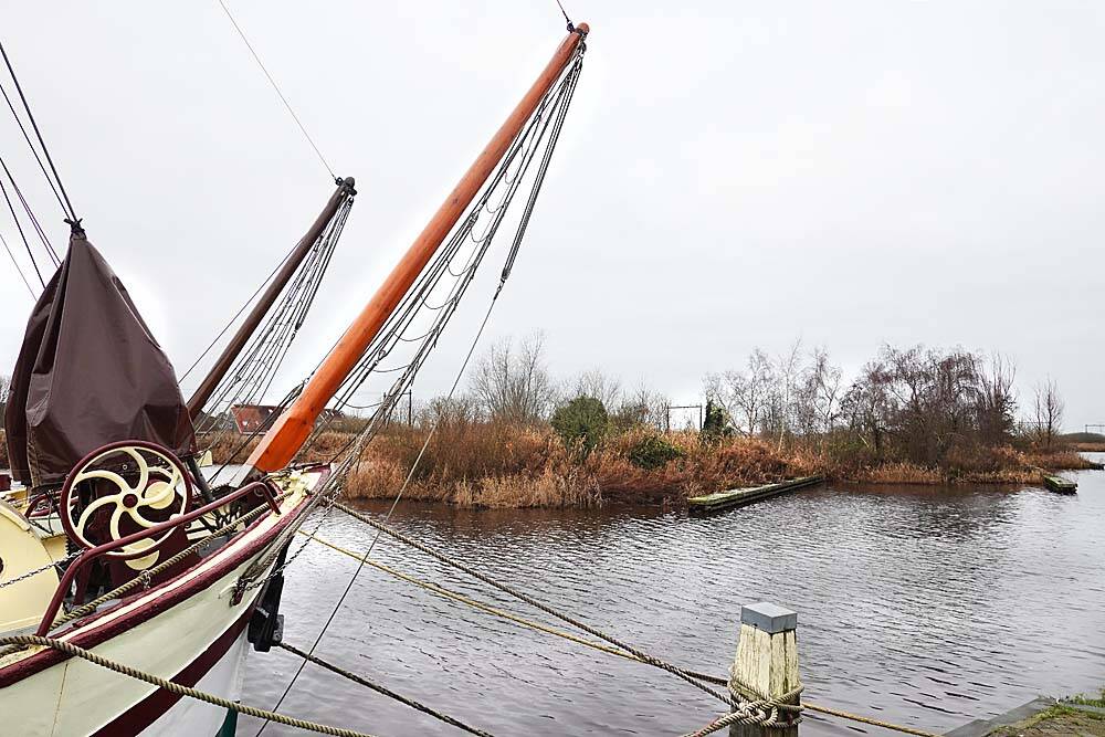 De wrakke steigers op het eilandje aan het It Stalt in Akkrum