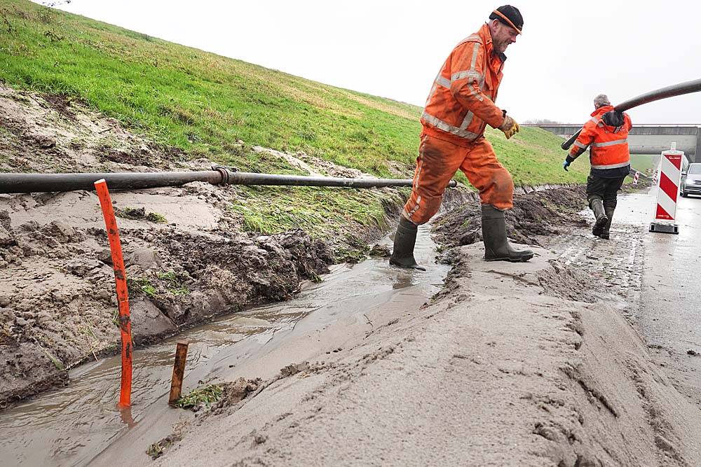 De oranjekleurige glasvezelleiding is tot halverwege de toerit van het Leppa Akwadukt in Akkrum gekomen. Als gevolg van de gestuurde boring zijn op meerdere plekken lekken in de onderliggende folie gekomen. Een flinke stroom grondwater loopt naar de regenwateropvang beneden in het aquaduct. Met behulp van bronbemaling wil Rijkswaterstaat de druk van het grondwater verlichten. Het water wordt dan via de leiding afgevoerd.