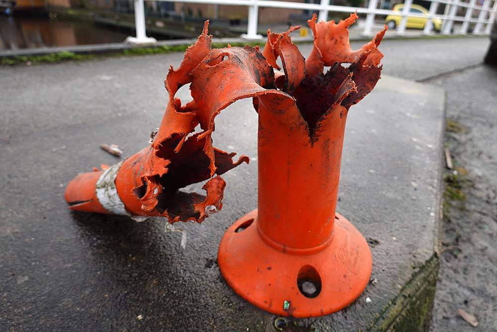 NIeuwjaarsdag 2022 AKkrum. Een pilon op de vaste brug bij woninginrichter Cor Oosterhoff is met vuurwerk opgeblazen.