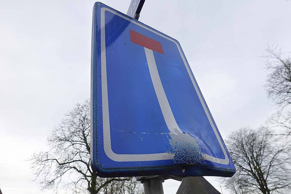 Akkrum 2022, Nieuwjaarsdag - Een zwaar stuk vuurwerk heeft een verkeersbord aan de Dringelstrjitte in AKkrum volledig verwoest.
