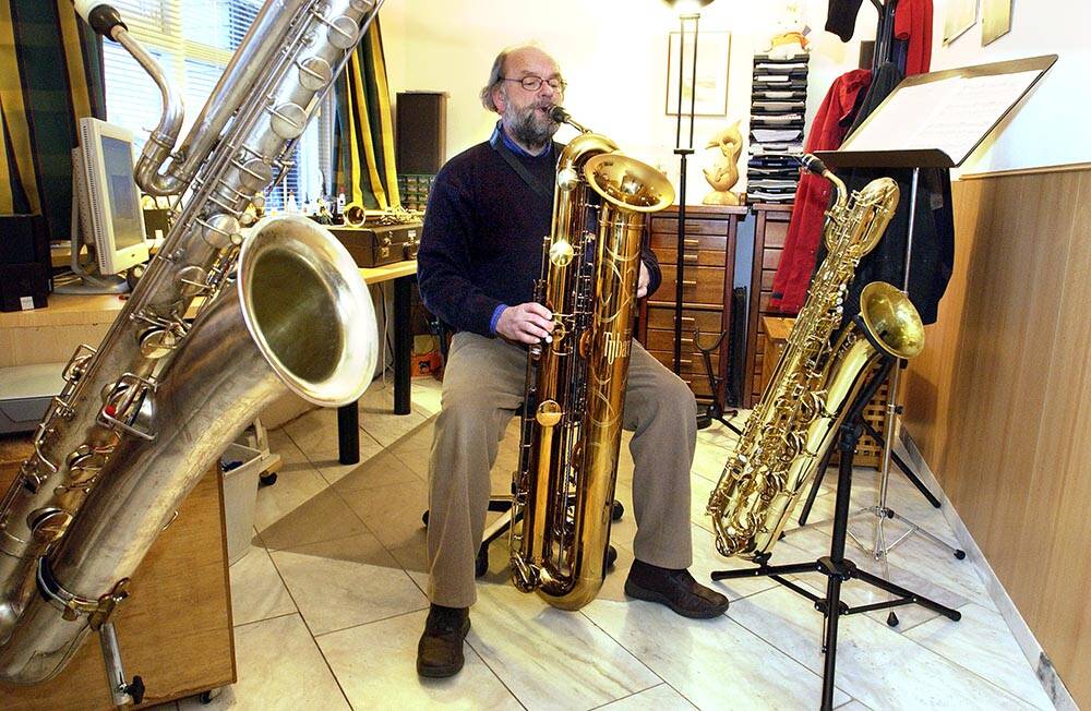 Musicus en saxofiel Karl Veen uit Drachten speelt op de tubax, een instrument dat een octaaf lager kan spelen dan de bariton saxofoon. De tubax is gemaakt in een fabriekje in München. Wereldwijd zijn er dertig exemplaren van in omloop. Die van Karl Veen is de eerste in Nederland en wordt gebruikt in Het Saxofoonorkest dat onder leiding van Veen staat.