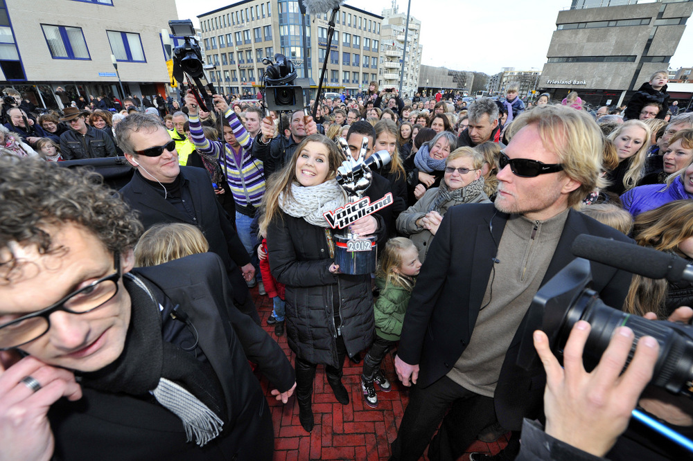 Iris Kroes won in 2012 het tv-programma The Voice of Holland. In haar woonplaats Drachten vierde ze haar overwinning.