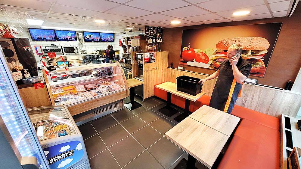 Smoordruk was het zaterdag in eetcafé Kromme Knilles in Akkrum. De hele dag waren alle tafels bezet, terwijl dat volgens de coronaregels niet mocht. De opening gold een protest tegen de lockdown, die volgens de uitbaters Rolf van der Veer veel te streng is. Kromme Knilles was de enige deelnemer aan het horecaprotest in Akkrum. Bar-bistro Het Cooperhuis, eetcafé De Cleef en hotel-restaurant Goerres hielden de deuren gesloten. In overleg met de gemeente Heerenveen en de afdeling Heerenveen van de Koninklijke Horecabond Nederland (KHN) gingen in de hele gemeente veel horecabedrijven zaterdag van 10.00 tot 17.00 uur toch open. De beide snackbars in Akkrum bleven zaterdag voor eters ook gesloten. De eigenaren kozen ervoor om duidelijkheid voor hun klanten te scheppen: afhalen kan wel, maar in de zaak opeten niet. Arnold Kloen van snackbar Smik & Smak heeft relatief al weinig eters in de zaak. Zo’n 95 procent is afhaal. Toch moest medewerkster Elisabeth Galama klanten teleurstellen en wegsturen. 