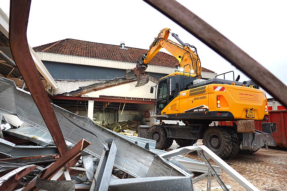 Einde van de oude Poiesz in AkkrumMet het weghalen van de meer dan levensgrote portretten van medewerkers op de buitengevel komt een einde aan de "oude" Poiesz in Akkrum. Na het verwijderen van een laatste beetje asbest maandag zit de vaart er nu goed in. Met een mobiele kraan en grijper zijn de muren rondom omver gehaald. Ook de houten kozijnen met daarin de portretten zijn vrijwel allemaal weg. Met een week hoopt Van der Wal Sloopwerken klaar te zijn. Daarna volgt de sanering van de grond, die als gevolg van een benzinepomp van garage Fennema in het verleden vervuild is geraakt.