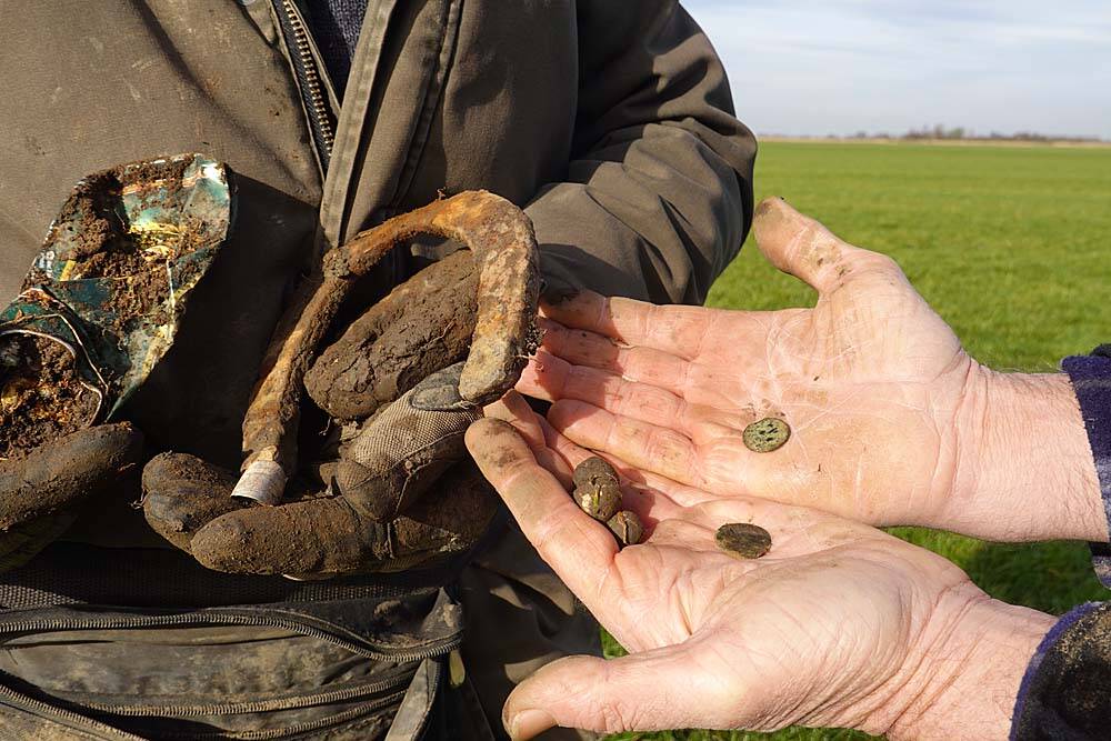 Een bijzonder vormgegeven zilveren ring is zaterdag in een weiland bij Akkrum gevonden. Met zijn metaaldetector stuitte Emiel Mensink uit het Gelderse Bemmel op het kleinood. Samen met zijn vriend Tjeerd Olthuis uit Akkrum trok hij de velden in. ,,Het is  een opvallend vormgegeven exemplaar’’, aldus Mensink. Op de ring zit ook een keurmerk. De speurders zoeken thuis de herkomst van dat merk op.De beide vrienden trekken regelmatig samen de velden in en doen soms bijzondere vondsten. In de weilanden bij Akkrum vonden ze zaterdag verschillende musketkogels, een hoefijzer en ook lege blikjes. ,,Het oude ijzer en blikjes nemen we mee om te voorkomen dat koeien of schapen ze in hun maag krijgen.’’ De mannen vragen altijd toestemming aan de eigenaar van de grond. ,,We graven natuurlijk in andermans grond, maar stoppen de gaatjes altijd weer netjes dicht.’’
