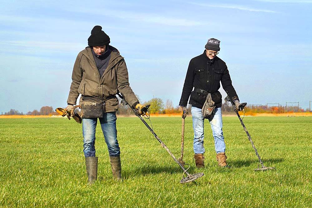 Een bijzonder vormgegeven zilveren ring is zaterdag in een weiland bij Akkrum gevonden. Met zijn metaaldetector stuitte Emiel Mensink uit het Gelderse Bemmel op het kleinood. Samen met zijn vriend Tjeerd Olthuis uit Akkrum trok hij de velden in. ,,Het is  een opvallend vormgegeven exemplaar’’, aldus Mensink. Op de ring zit ook een keurmerk. De speurders zoeken thuis de herkomst van dat merk op.De beide vrienden trekken regelmatig samen de velden in en doen soms bijzondere vondsten. In de weilanden bij Akkrum vonden ze zaterdag verschillende musketkogels, een hoefijzer en ook lege blikjes. ,,Het oude ijzer en blikjes nemen we mee om te voorkomen dat koeien of schapen ze in hun maag krijgen.’’ De mannen vragen altijd toestemming aan de eigenaar van de grond. ,,We graven natuurlijk in andermans grond, maar stoppen de gaatjes altijd weer netjes dicht.’’