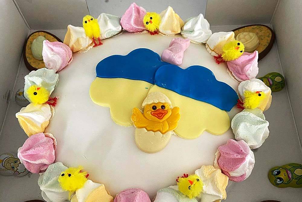 220416 Akkrum Doarpskeamer taart voor Oekraïners 2