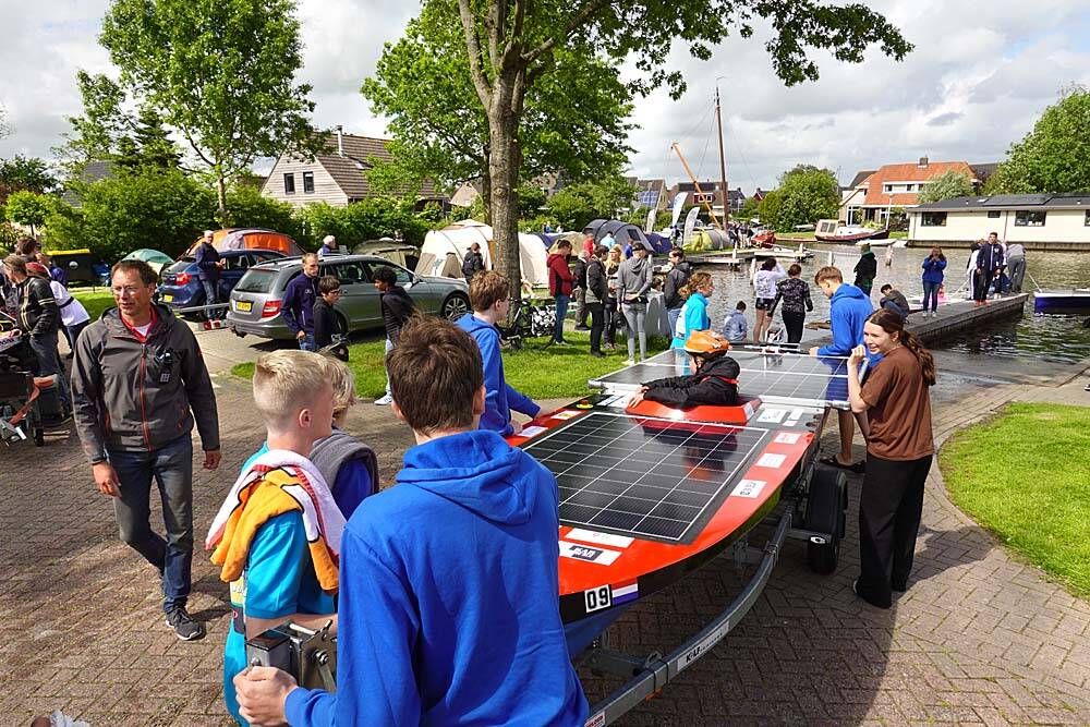 Havenmeester Sietse Kroes (links) heeft het voortdurend druk met het te water laten van de zonneboten op de helling van de passantenhaven. De deelnemers aan de NK Zonnebootrace 2022 zorgen soms voor files.