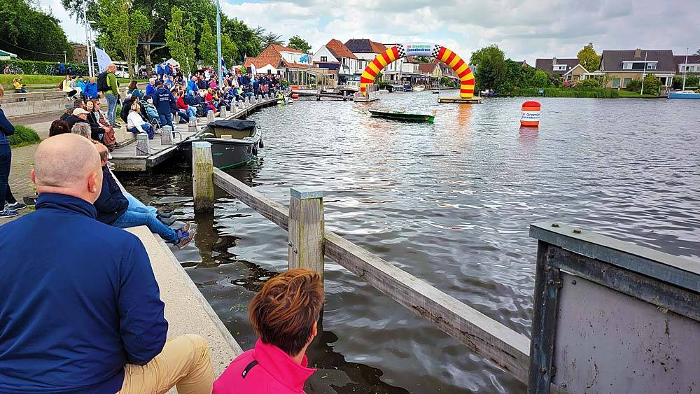 NK_Zonnebootrace 2022: Het publiek heeft een goed zicht op de start en finish van het Rondje Akkrum.