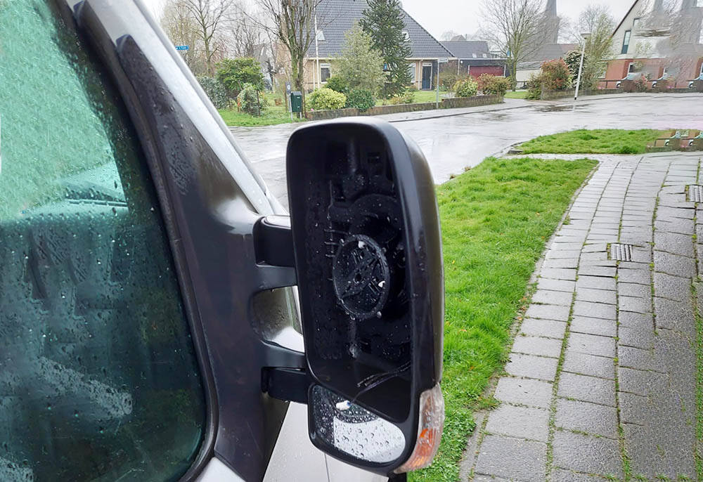Vernielde autospiegel en rijtje spiegels naar binnengetrapt - ,  de nieuwssite van Akkrum en Nes