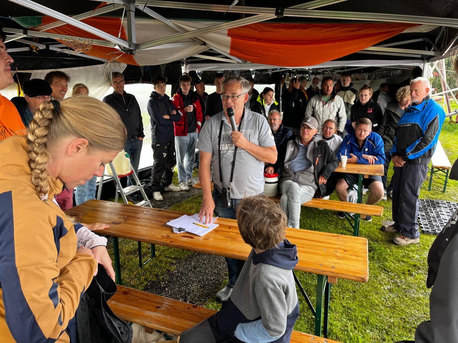 Wedstrijdleider Jan Steensma bij het Palaver