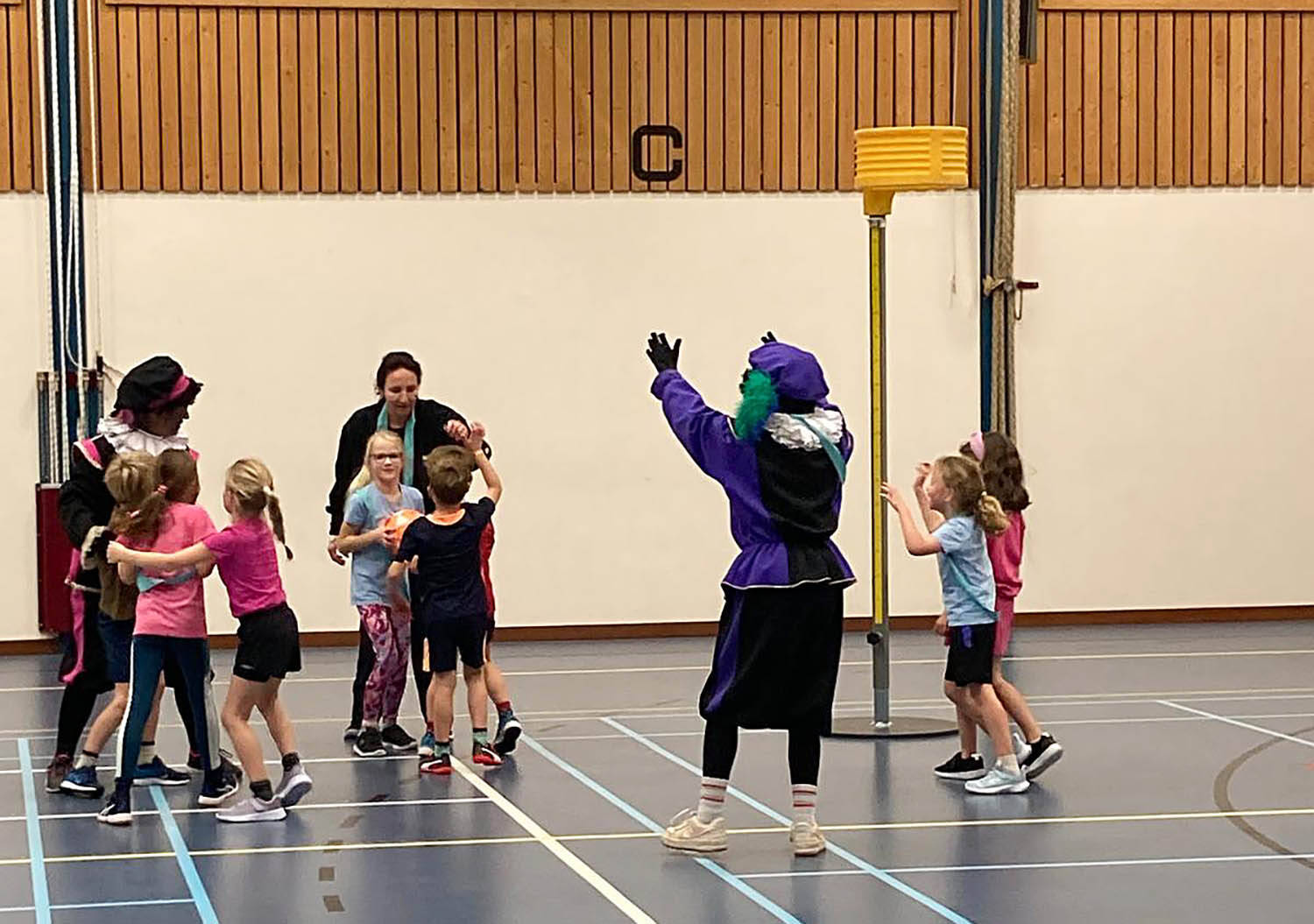 241129 Akkrum KorfbalMidFryslan pietentraining jeugd 1