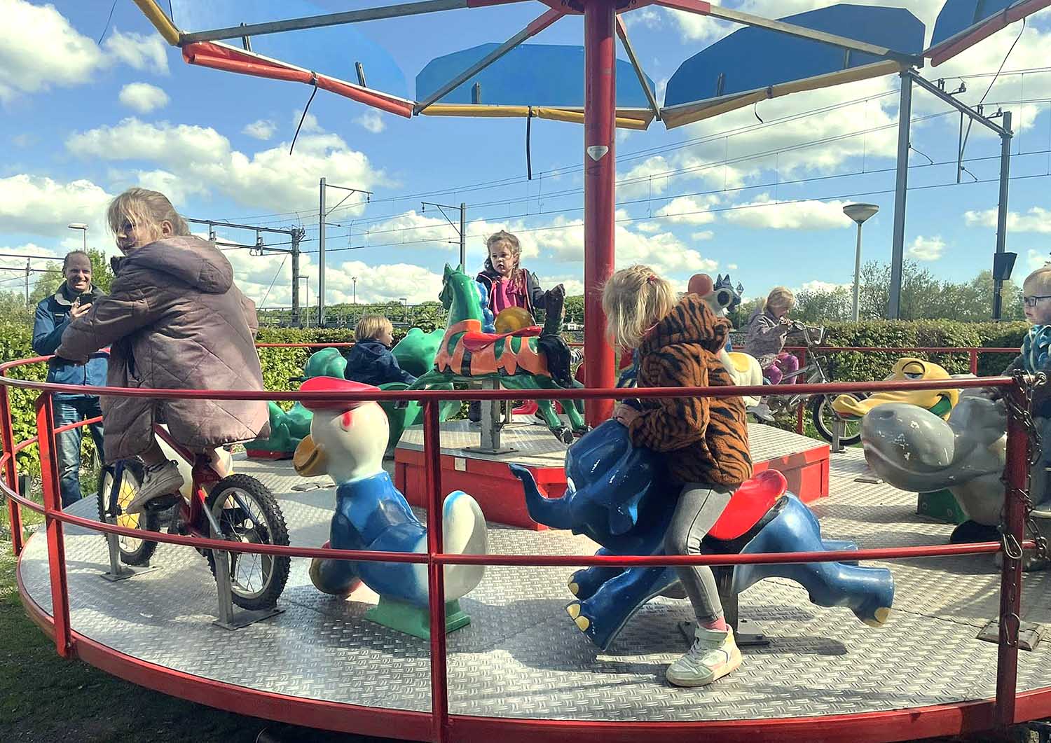 250505 Akkrum Bevrijdingsfeest draaimolen c Dreamteater