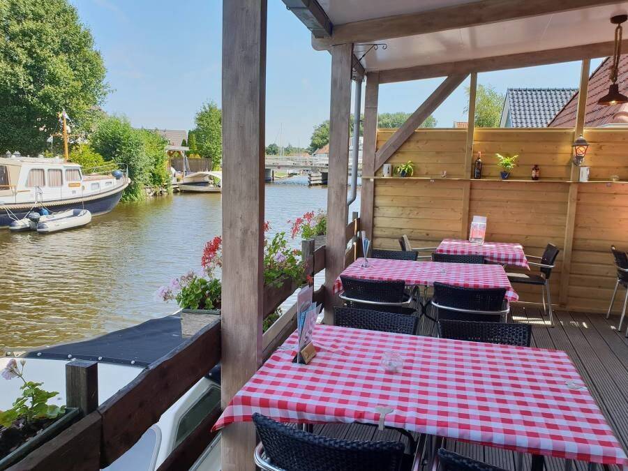 250510 Akkrum LaRuota terras liggend