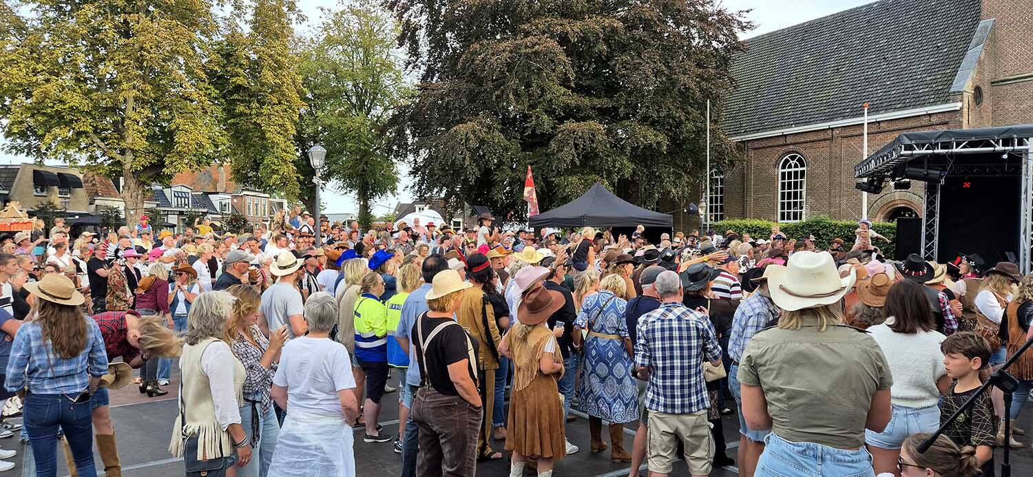 250906 Akkrum westernfestival DouweBob publiek