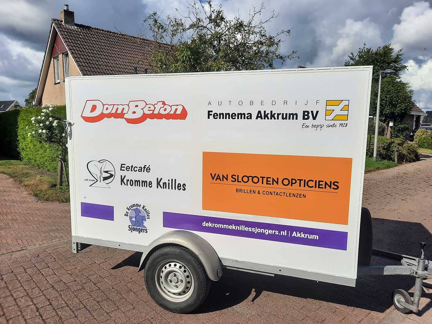 250916 KrommeKnillesSjonger Zijkant Aanhangwagen