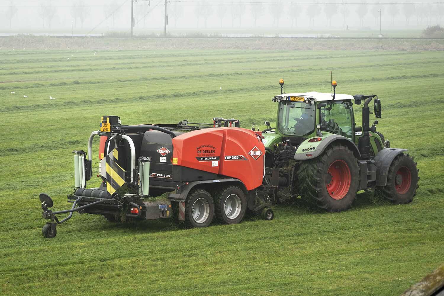 Nog maaien in november: zeldzaam late snede in Akkrum