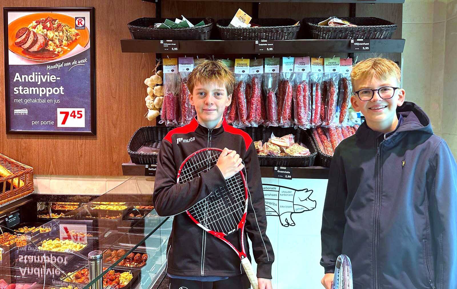 Kaats- en tennisjeugd houdt worstenactie in Akkrum-Nes