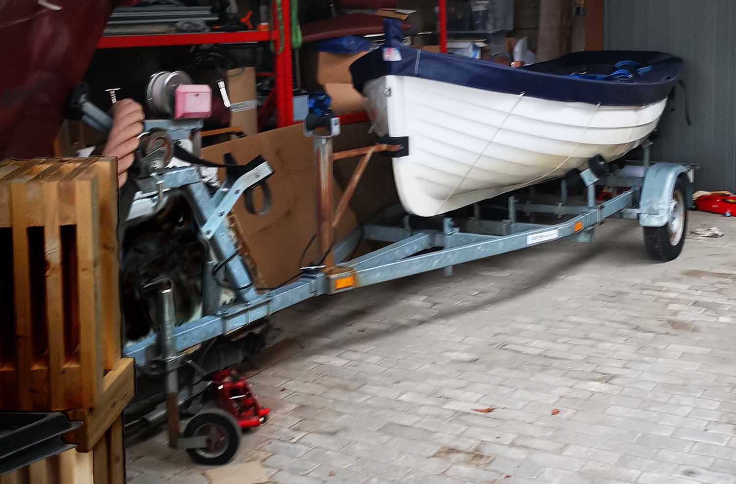 Poltrail-boottrailer weg na inbraak in loods Akkrum-Nes