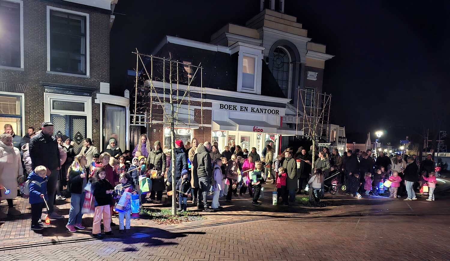 Sint-Maartenoptocht Akkrum trekt meer dan 230 kinderen