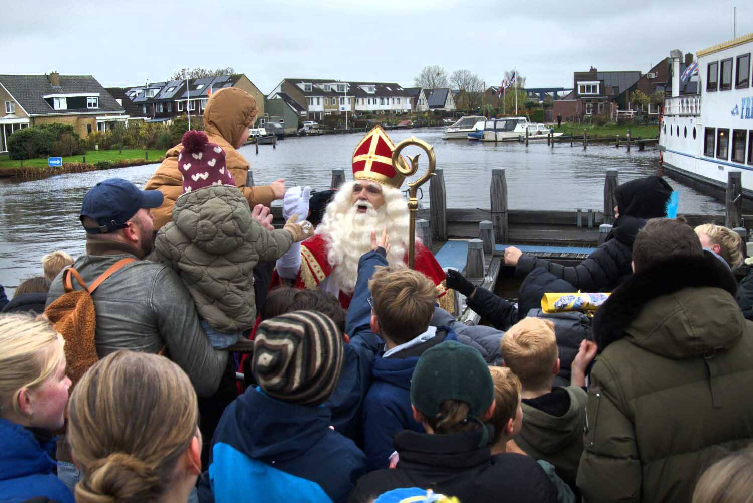 Frisse en swingende intocht Sinterklaas Akkrum-Nes