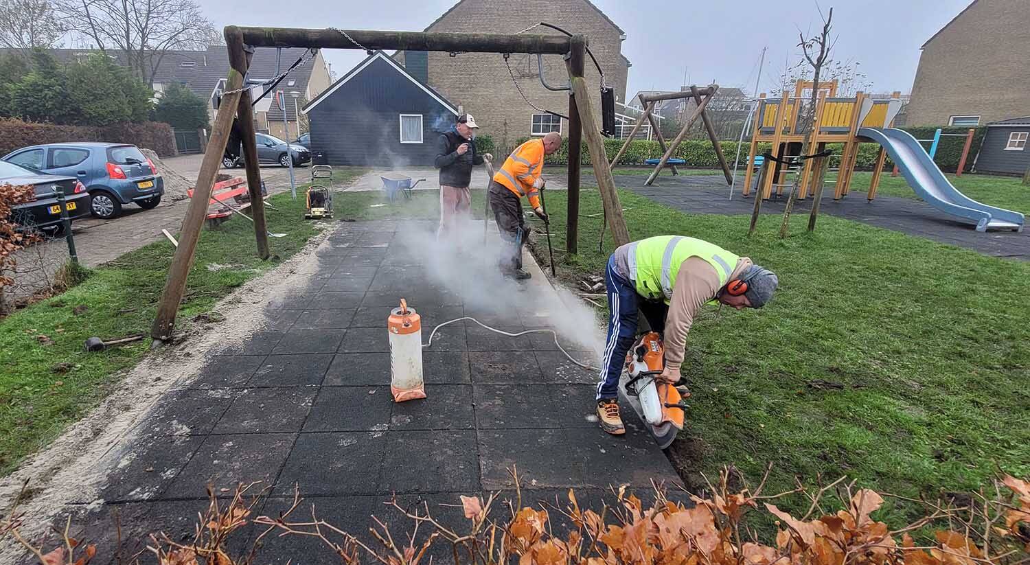 Rubber tegels in speeltuin Akkrum weer recht - ,,It moast eefkes netsj