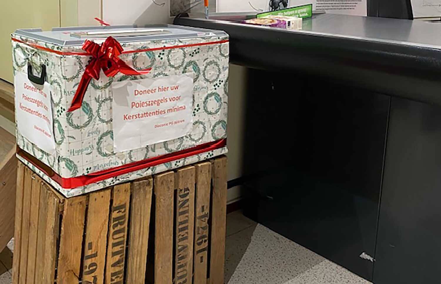 Poiesz-zegels sparen én plakken voor minima in Akkrum