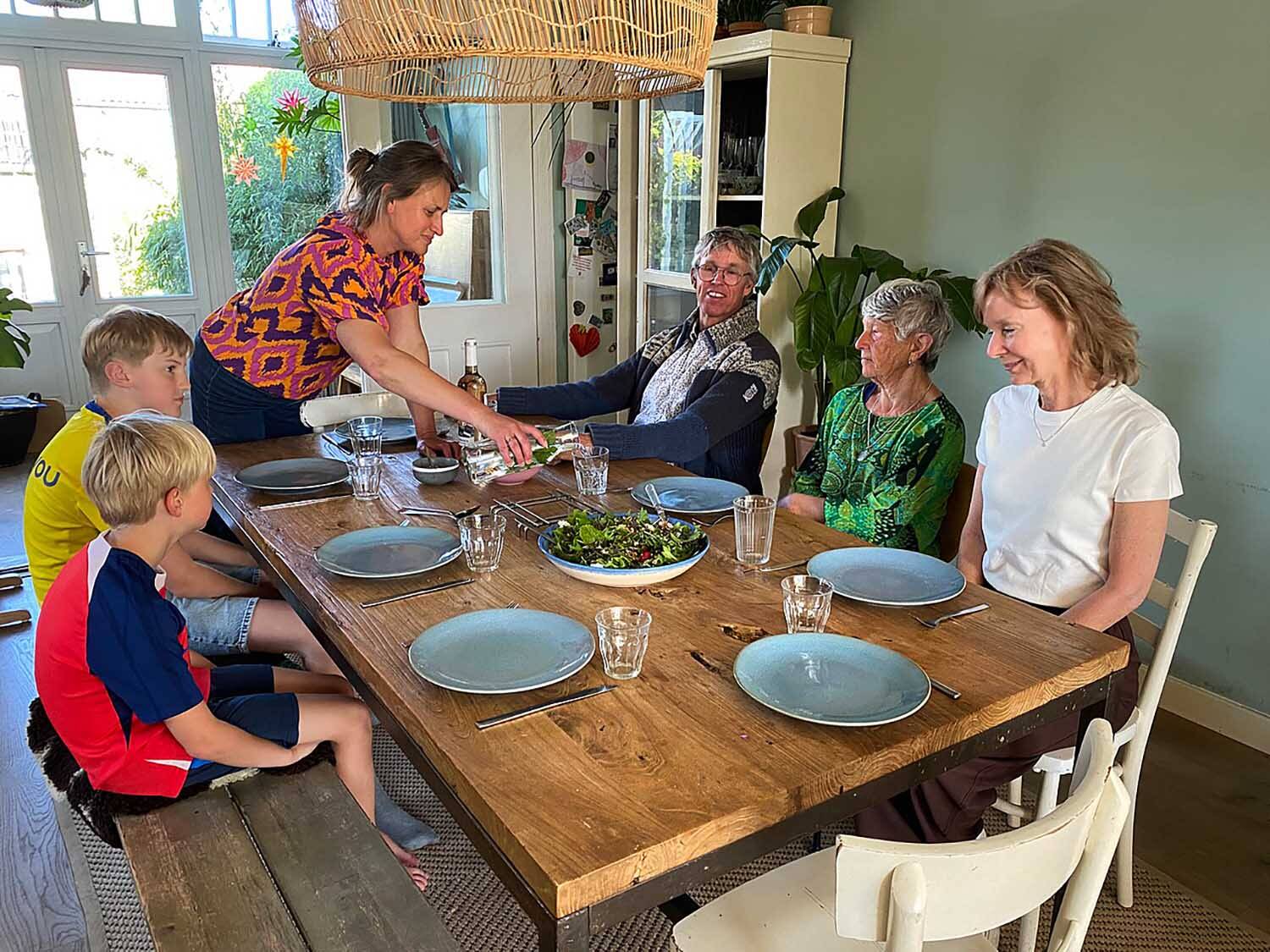 250530 Akkrum Bloeiweek Aantafelen c ColetteGovaars Water inschenken EstherTjeerdema