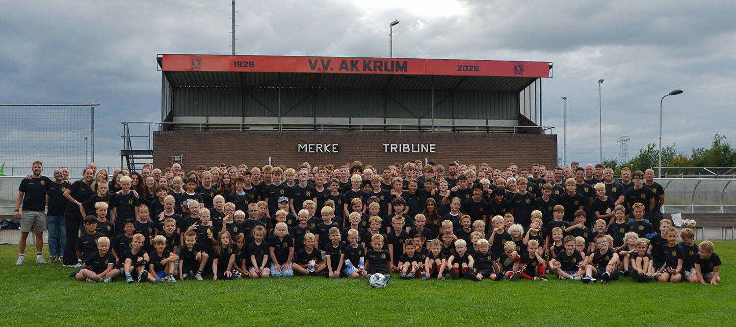 250829 VvAkkrum 100jr nieuwtenue groepsfoto