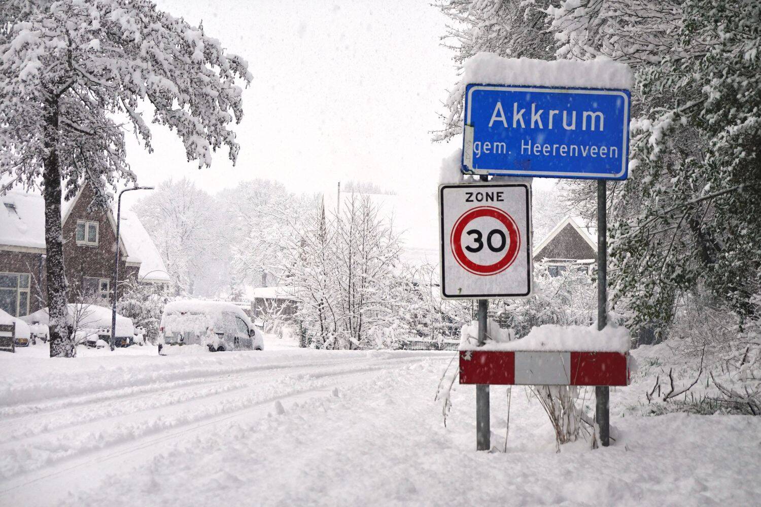 Akkrum-Nes in winterstand door dertig centimeter dik pak sneeuw