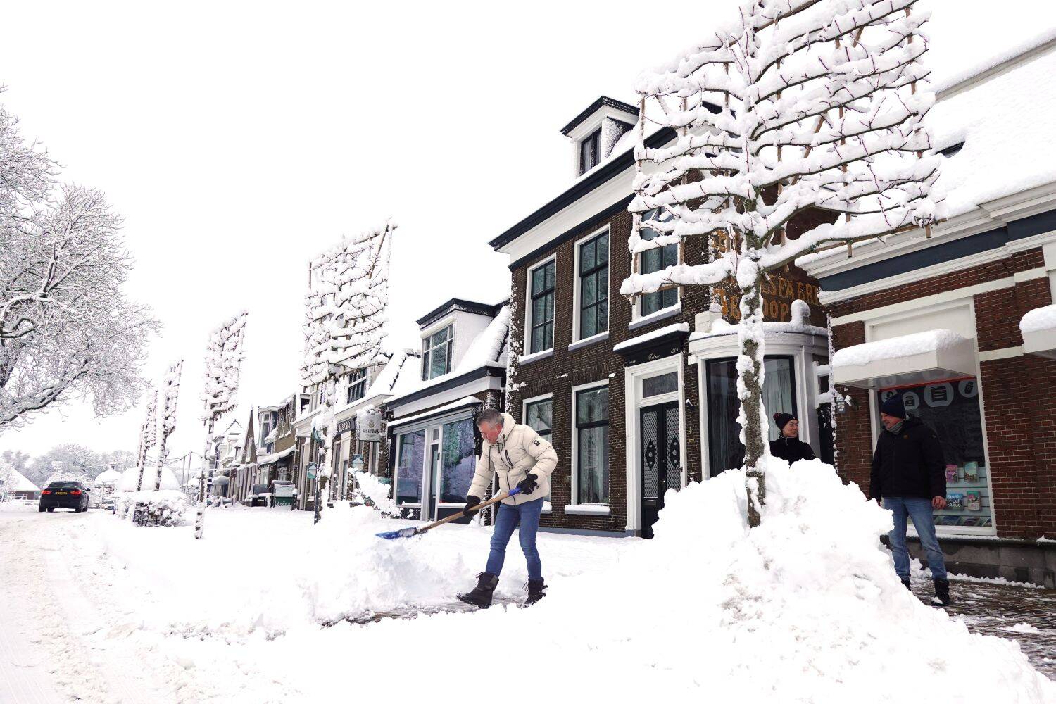 260105 Akkrum Heechein Friso LieuweBrolsma sneeuwschuiven 1500