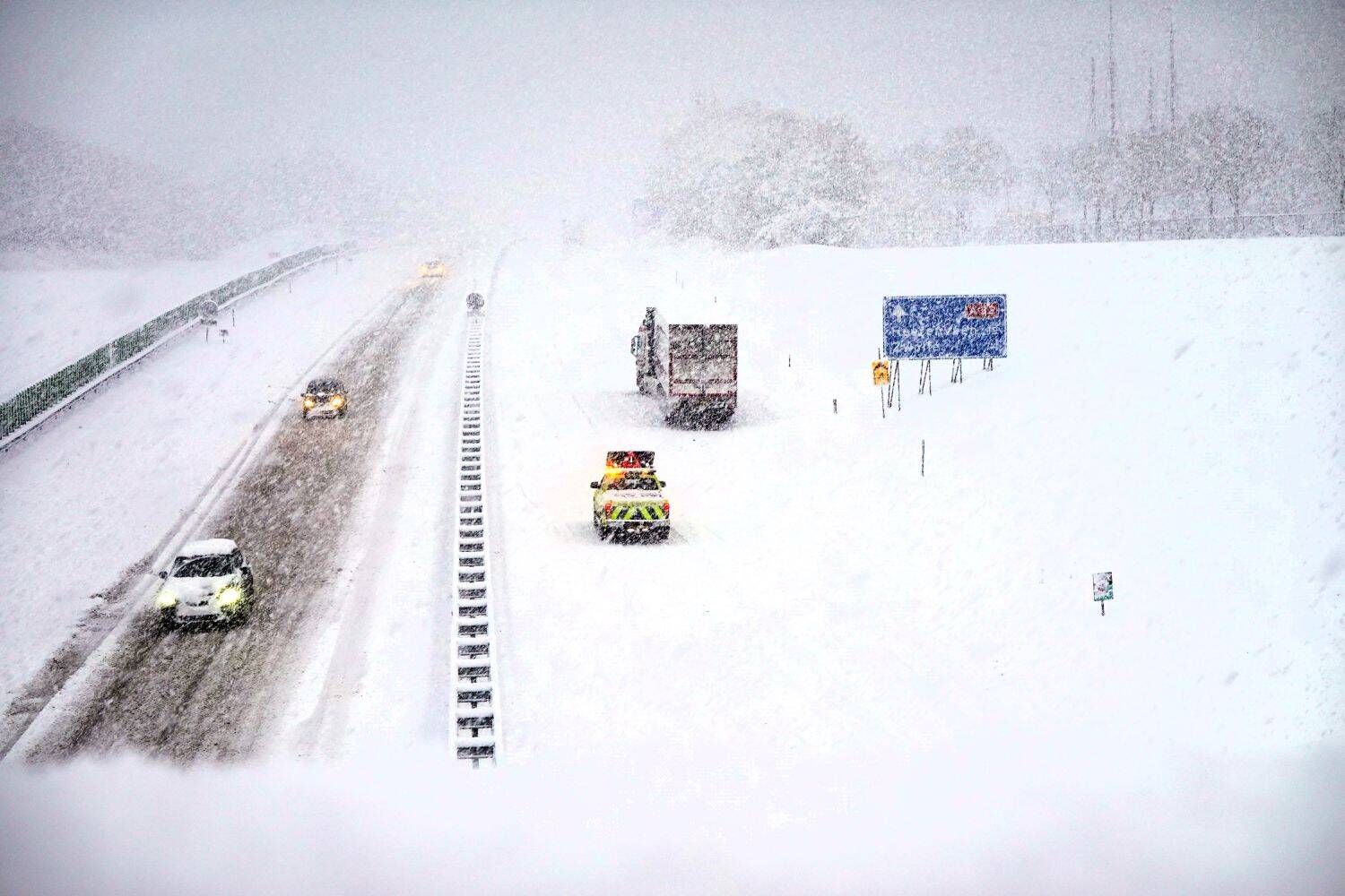Chaos in verkeer rond Akkrum-Nes door pak sneeuw van dertig centimeter
