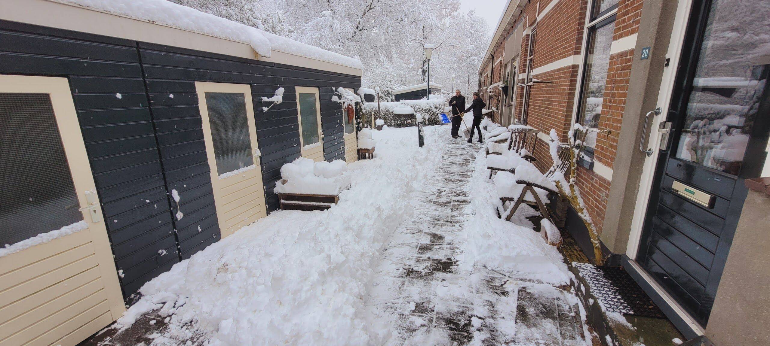 260105 Akkrum winter Coopersburg sneeuwschuiven2 1500