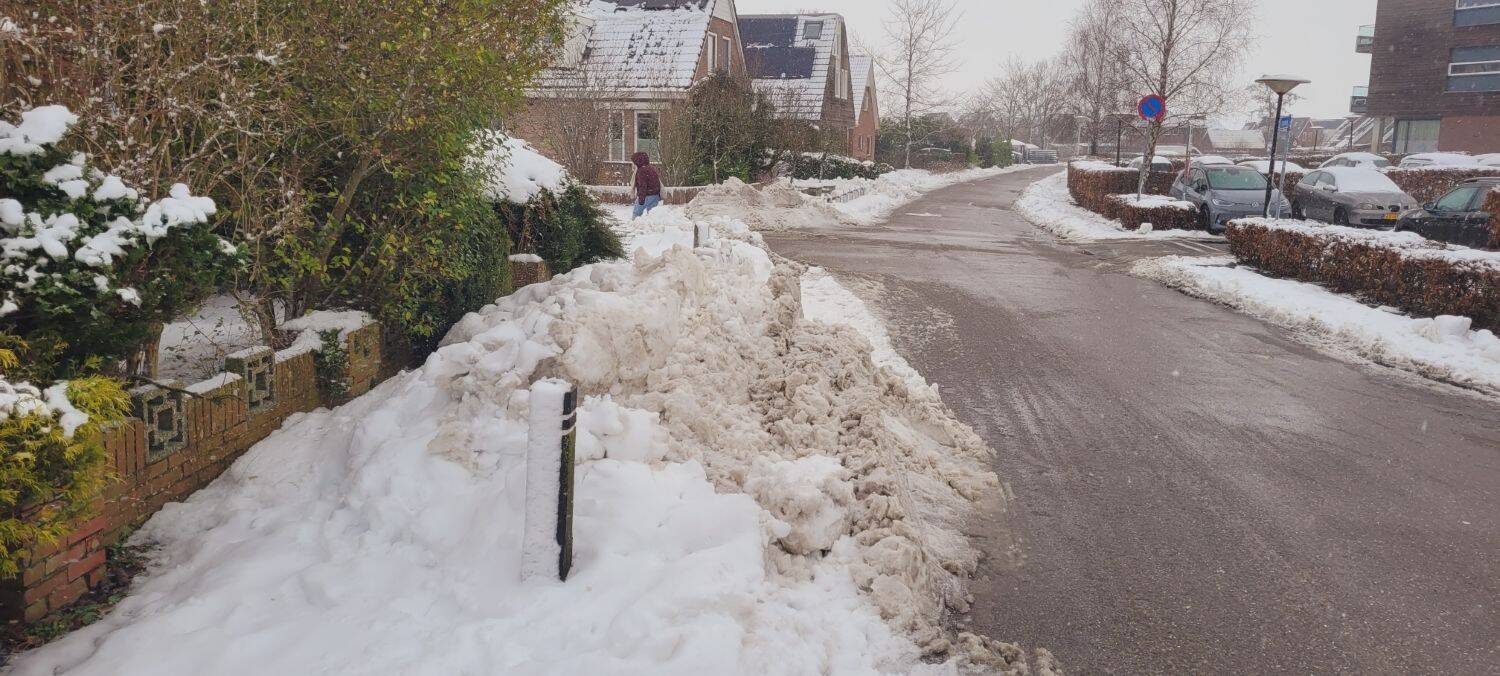 260109 Akkrum Leppedyk tegenoverLeppehiem stoepgeblokkeerd 1500