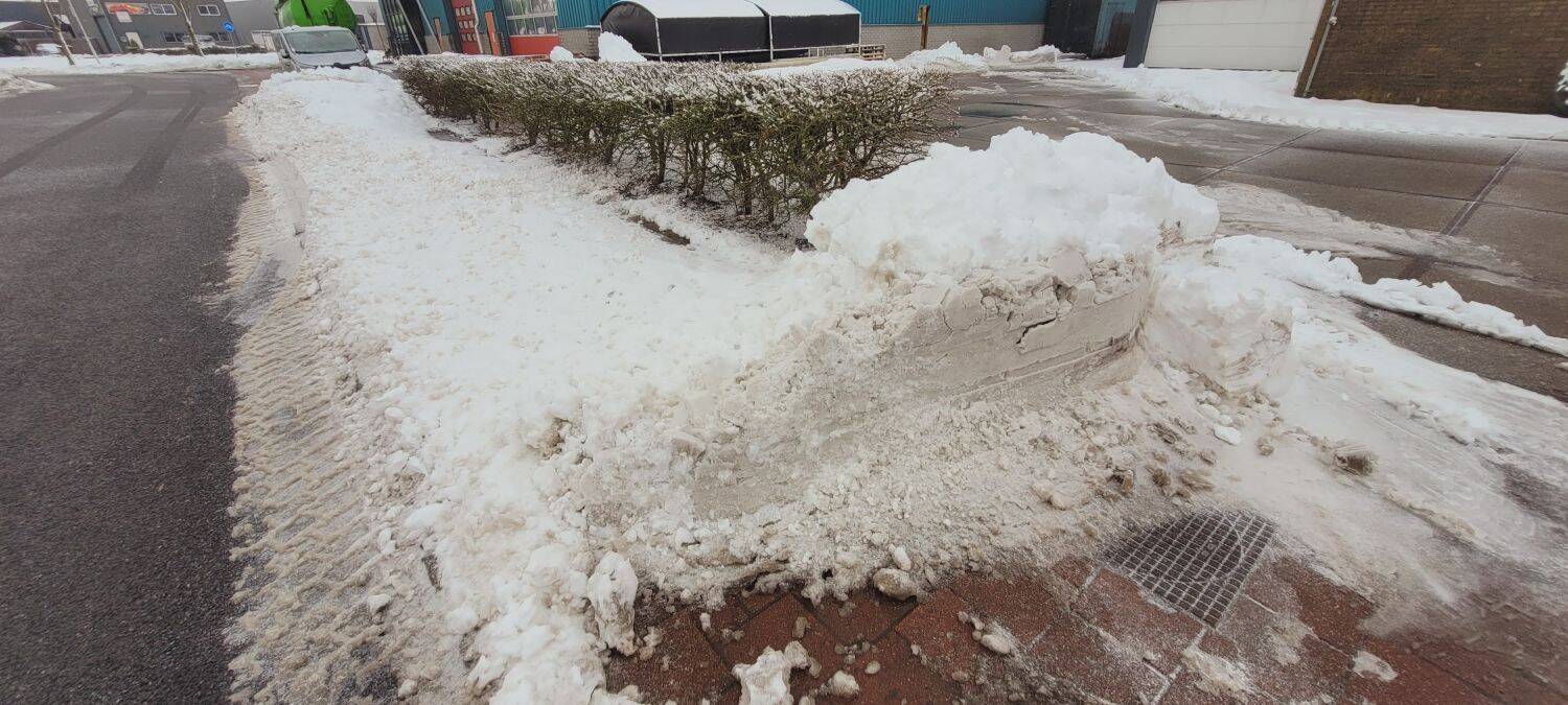 260110 Akkrum sneeuw Spikerboar stoepgeblokkeerd 1500