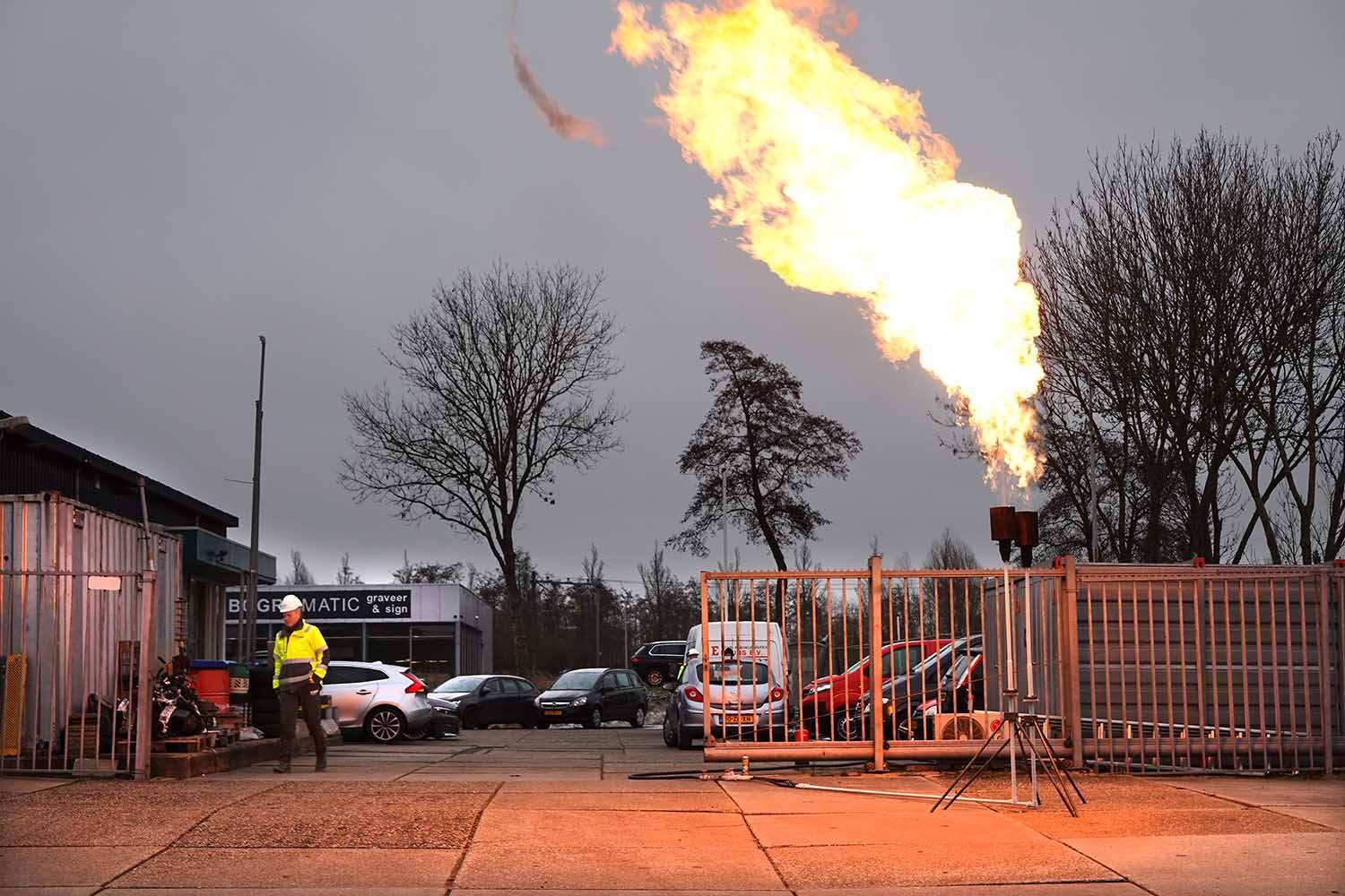 Metershoge vlam bij LPG-inspectie tankstation in Akkrum