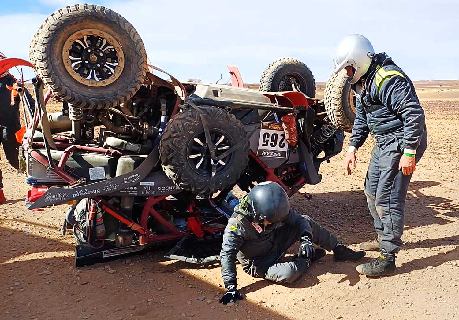 260212 AfricaEcoRace hulpaangestrandebuggy