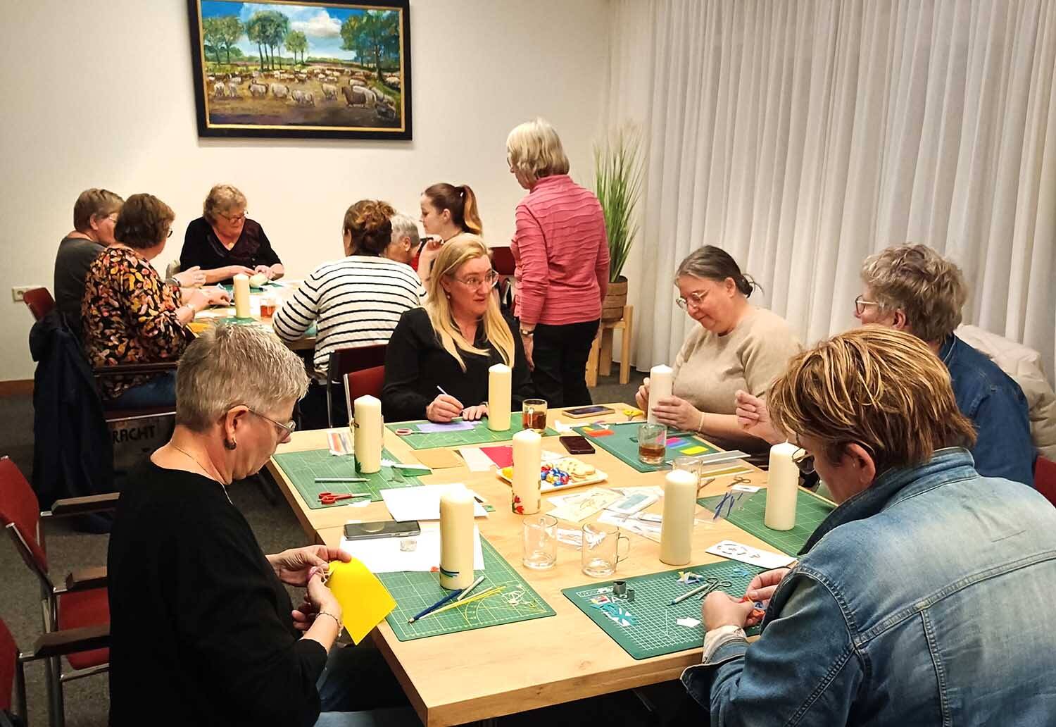 Grote belangstelling voor maken van paaskaarsen in Akkrum-Nes