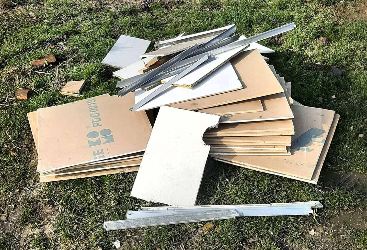 Illegale dump van bouwafval bij pontje Nije Skou