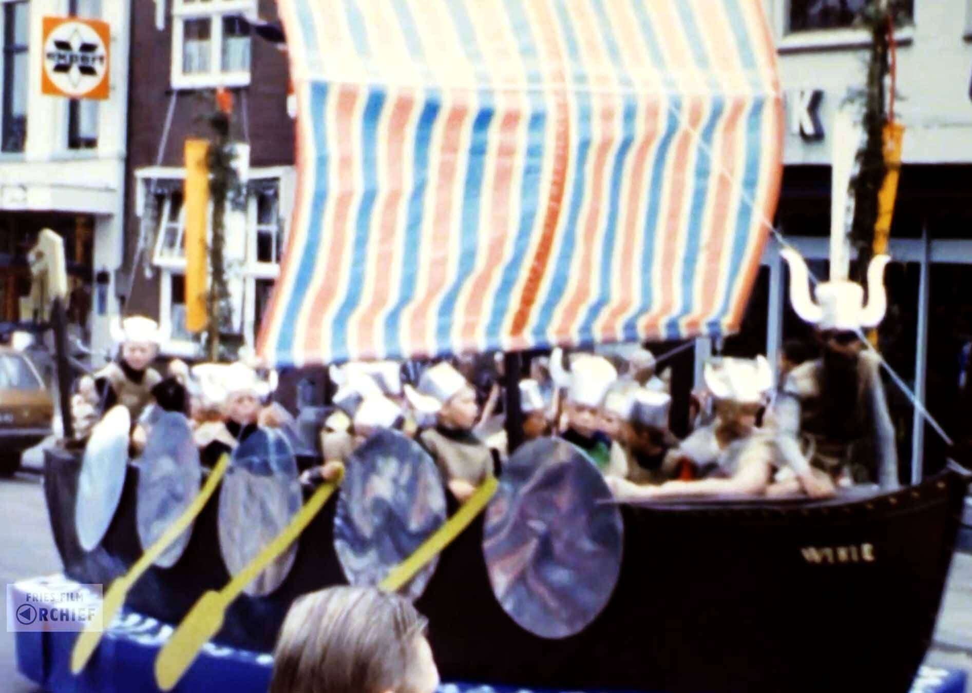 Gedigitaliseerde film brengt oude optocht Akkrum opnieuw tot leven