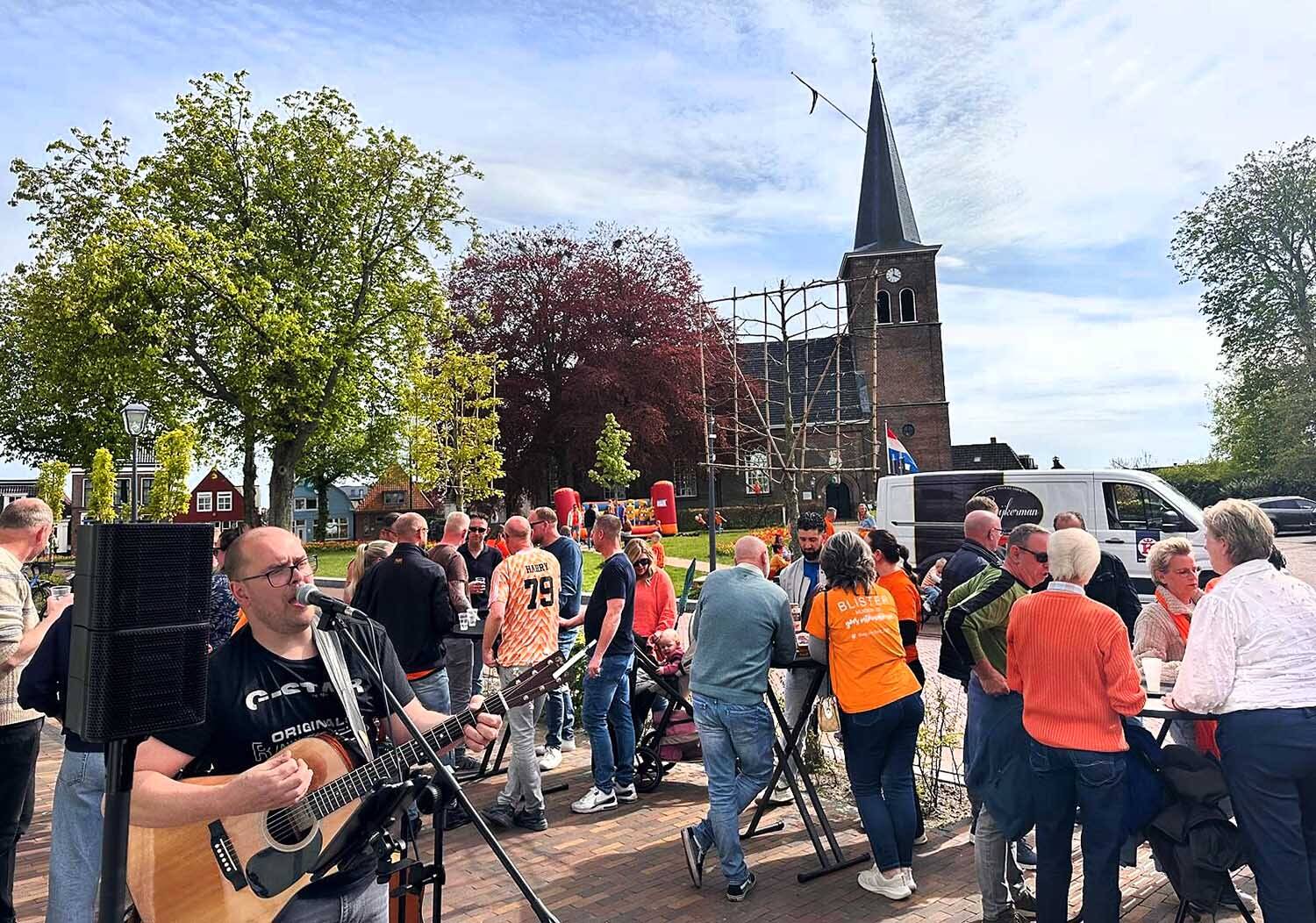 260427 Akkrum Koningsdag KrommeKnilles volleterassen