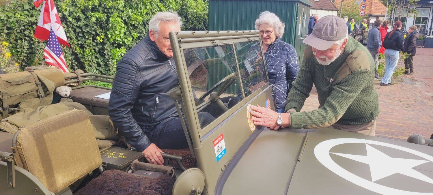 260427 Akkrum Koningsdag vrijmarkt legervoertuigen 11 1500