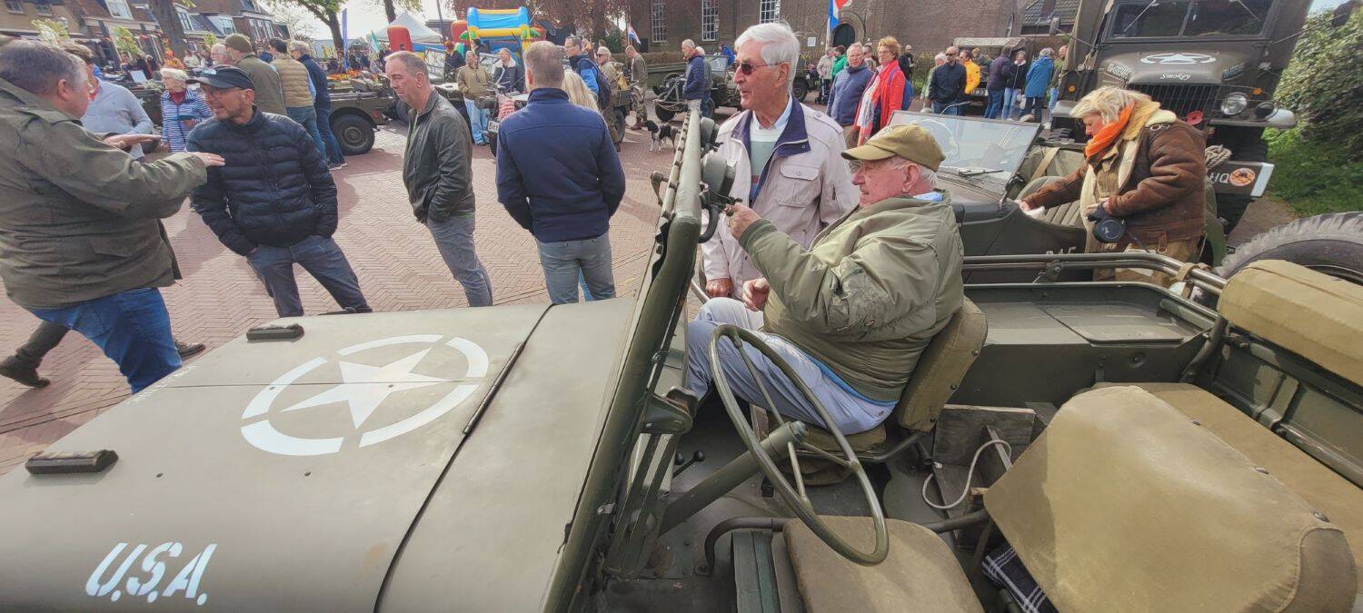 260427 Akkrum Koningsdag vrijmarkt legervoertuigen 12 1500