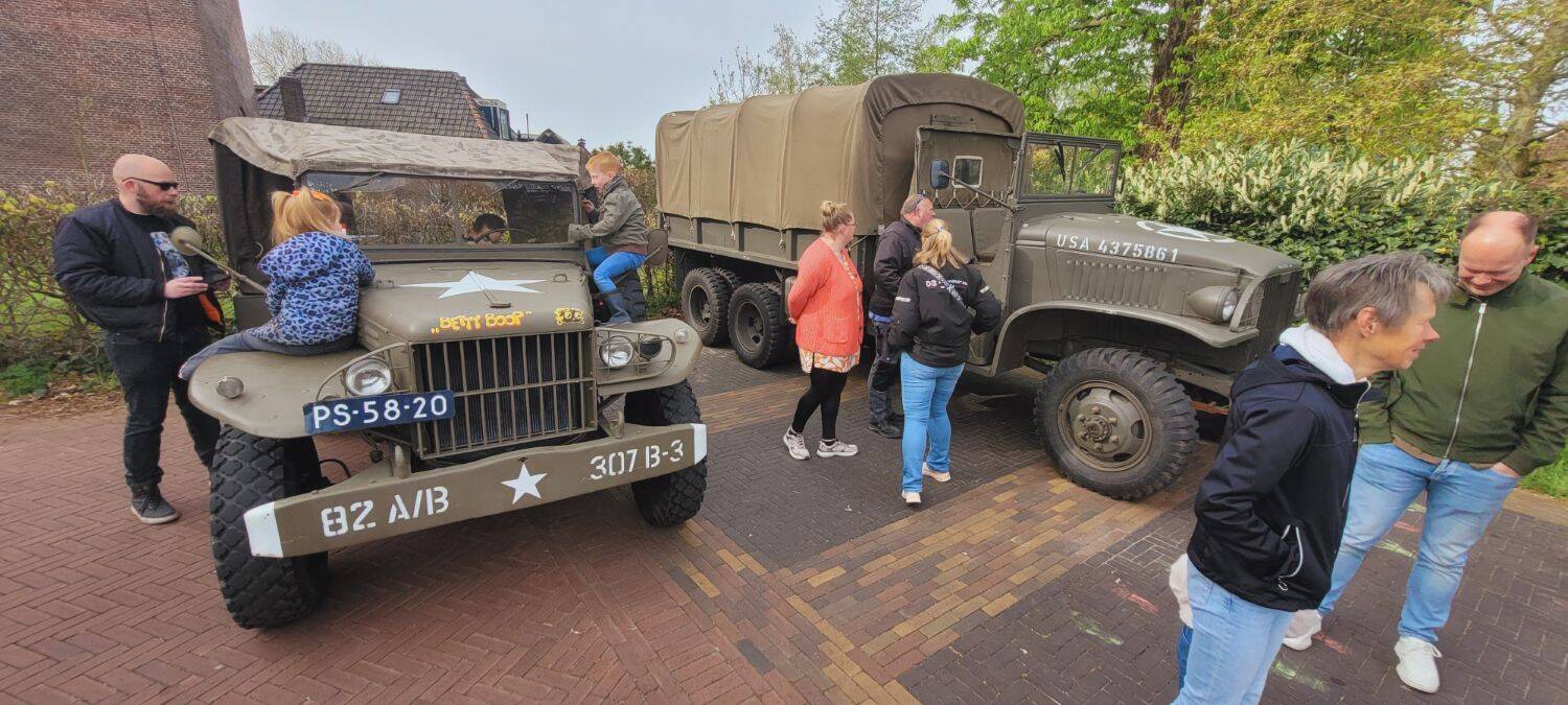 260427 Akkrum Koningsdag vrijmarkt legervoertuigen 13 1500