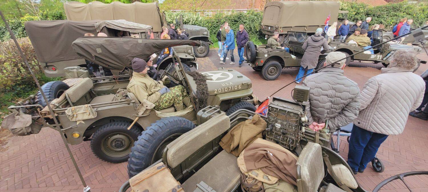 260427 Akkrum Koningsdag vrijmarkt legervoertuigen 15 1500