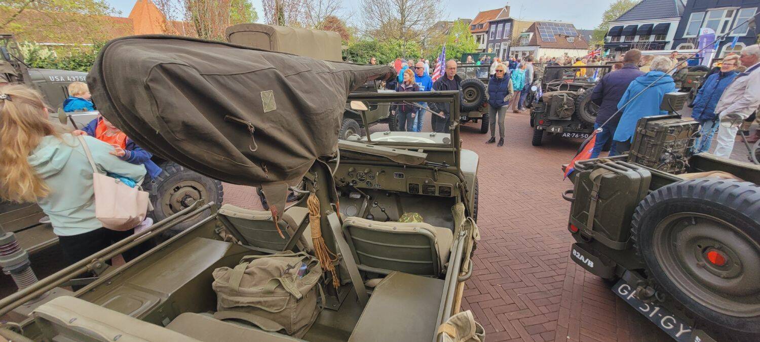 260427 Akkrum Koningsdag vrijmarkt legervoertuigen 16 1500